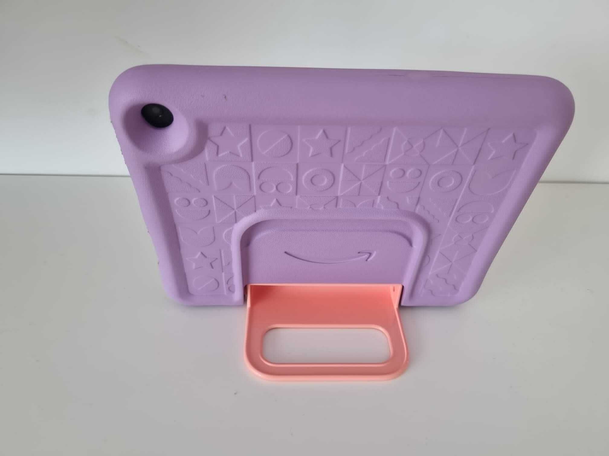 Das Amazon Fire HD 8 Kids Tablet in Rosa mit Standfuß